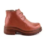 Bota acordonada de cuero color marrón con plataforma de madera y suela track.