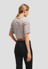 Remera cropped negra de algodón con estampado de un trozo de torta con cereza.