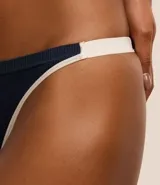 Bombacha colaless deportiva color blanco, confeccionada en poliamida seamless texturizada con acabado contrastante.