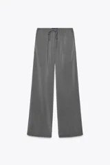 Pantalón palazzo gris de tejido fluido, con tiro medio, cintura elástica ajustable con cordones y bolsillos laterales.