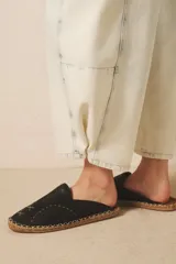 Pantalón jean de tiro medio-alto, calce holgado, relajado, con piernas anchas que se estrechan hacia el tobillo, con largo midi. Confeccionado en denim rígido con lavado bleach, que decolora el tejido hasta dejarlo casi blanco, con reservas de color en costuras y pliegues.