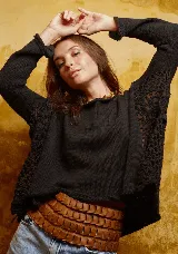 Faja de cuero vacuno color marrón, con diseño de piezas entrelazadas y tiras para atar en la parte posterior. Hecha a mano en Uruguay.