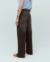 Pantalón jean de pierna ancha color gris oscuro, confeccionado en algodón y poliéster.