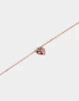 Cadena corta color oro rosa con dije de corazón, la mitad con acabado liso y la otra mitad con pequeños cristales rosados.