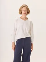 Pantalón de pierna ancha color azul marino con pespuntes a contratono (rojo/bordó) y una tira contrastante en el lateral.