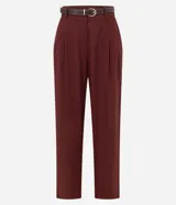 Pantalón zanahoria de cintura alta color borgoña, con trabillas, pliegues y cinturón fino de cuero sintético.