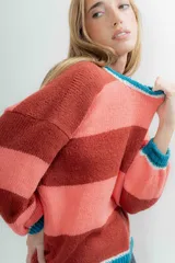 Sweater de mohair a rayas horizontales color ladrillo y celeste, con cuello redondo y mangas largas abullonadas con puño.