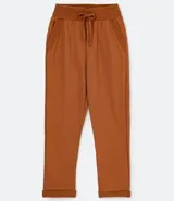 Pantalón jogger color marrón de algodón y poliéster, con cintura elástica ajustable con cordón, bolsillos laterales y puños con dobladillo. Presenta detalles texturizados en cintura y bolsillos.