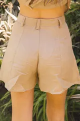 Short negro de tiro alto con pinzas frontales, bolsillos laterales y presillas.