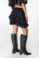 Minifalda negra con cintura elastizada y volados con terminación de encaje.