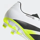 Championes de fútbol Adidas Predator Club FG/MG, color blanco con detalles en negro y amarillo neón. Presentan tres tiras negras en los laterales y suela con tapones para múltiples superficies.