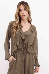 Blusa marrón de lino con cuello en V y volados.