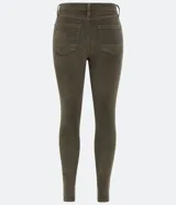 Pantalón skinny de terciopelo cotelê color marrón, con cintura mediana, bolsillos delanteros y traseros, cierre por botón y cremallera.