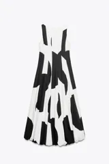 Vestido midi sin mangas de Zara Woman Collection, confeccionado en hilatura de algodón con estampado abstracto en blanco y negro. Tiene cuello barco, bajo con acabado en globo y cierre con cremallera oculta en la costura.