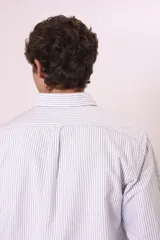 Camisa blanca de manga larga con cuello abotonado.