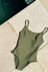 Traje de baño enterizo negro con escote en U, tiras finas y espalda redondeada. Sin almohadillas.