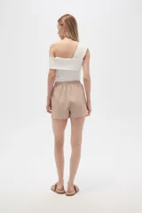 Short de viscosa a rayas verticales azules y blancas, con cintura elastizada y cordón ajustable.