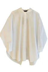Camisa blanca de popelina con manga larga, cierre con botones delanteros y bordado en contraste en la espalda con la frase 'Love yourself'.
