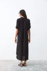 Vestido camisero midi negro de lino con botones blancos y mangas cortas con presilla.