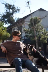 Buzo marrón con cuello redondo y puños y cintura acanalados.