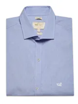 Camisa de hombre celeste a cuadros, de popelina 100% algodón, con cuello italiano, manga larga, bolsillo en el pecho con logo bordado y calce regular. Confeccionada en Portugal.