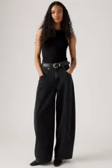 Pantalón de jean negro de corte super baggy, con tiro alto, bolsillos delanteros y traseros.