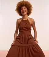 Vestido largo midi marrón con escote halter, espalda descubierta y falda con volados.