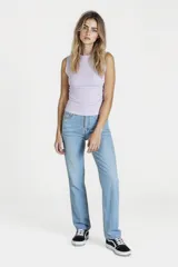 Musculosa blanca de algodón con cuello redondo y corte ajustado.