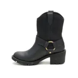 Bota corta negra de cuero con caña de gamuza y arnés con hebilla dorada.