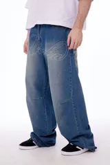 Jean oversized de tiro bajo, color azul lavado, con estampa BLKMBA grabada con láser en el frente y estampa worldwide en la parte trasera.