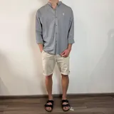 Camisa de manga larga gris con rayas verticales finas, cuello mao y bordado de un pato en el pecho.