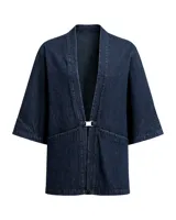 Kimono de denim azul con mangas 3/4, cuello tipo chal y cierre frontal con hebilla metálica.