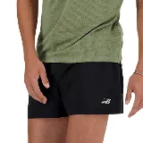 Short deportivo negro de tejido ligero con tecnología que absorbe la humedad.