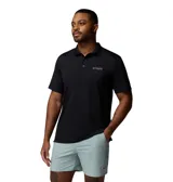Remera tipo polo Columbia Skiff Cast para hombre, color negro, con logo de la marca en el pecho. Confeccionada con tejido transpirable Omni-Wick™ y protección solar Omni-Shade™ UPF 50.