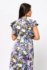 Vestido largo con estampado floral en tonos lila, verde y blanco, con escote en V, mangas cortas con volados y lazo ajustable en la cintura.