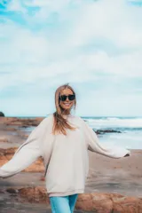 Buzo color crema de corte clásico y tejido acanalado.