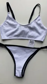 Top blanco de algodón con breteles regulables.