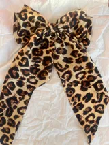 Broche para el pelo en forma de moña grande con estampado animal print de leopardo.