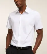 Camisa negra de manga corta, corte slim, con cuello inglés y abotonadura frontal. Confeccionada en viscosa con fibra de bambú.