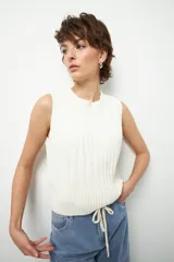 Chaleco tramado de tejido azul con cuello alto y diseño ajustado.