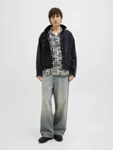 Camisa de manga corta con cuello resort y fit amplio. Confeccionada en tejido plano con estampado de motivos marinos y tropicales en blanco y negro.