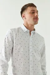 Camisa de manga larga estampada estilo lino, con logo bordado. Confeccionada en 100% algodón.