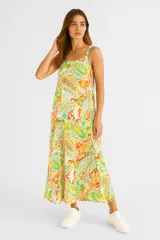 Vestido largo de rayon con estampado paisley multicolor, corte ancho, breteles finos y escote profundo.