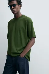 Camiseta marrón de algodón, corte relaxed fit, cuello redondo y manga corta.