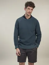 Sweater de punto color azul marino con cuello redondo y mangas largas.