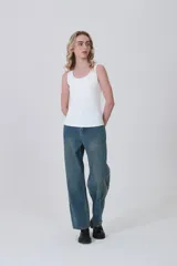 Musculosa negra, ajustada al cuerpo, con escote redondo y sin mangas.