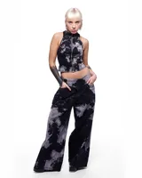 Pantalón de denim negro con efecto tie-dye gris, corte sastrero de pierna ancha y tiro alto.