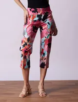 Pantalón capri de gabardina elastizada estampada, marca Zac & Rachel. Pretina ancha elastizada.
