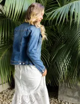 Campera de jean azul de la marca Baccini, con cuello solapa, bolsillos delanteros y cierre frontal con botones metálicos.