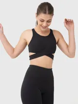 Top deportivo negro con breteles anchos y diseño cruzado en el frente.